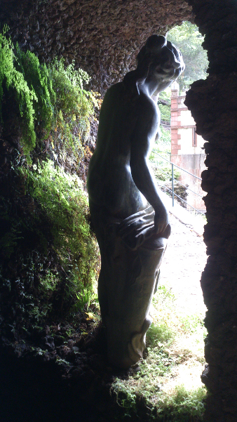 statue féminine en ombre et lumiere